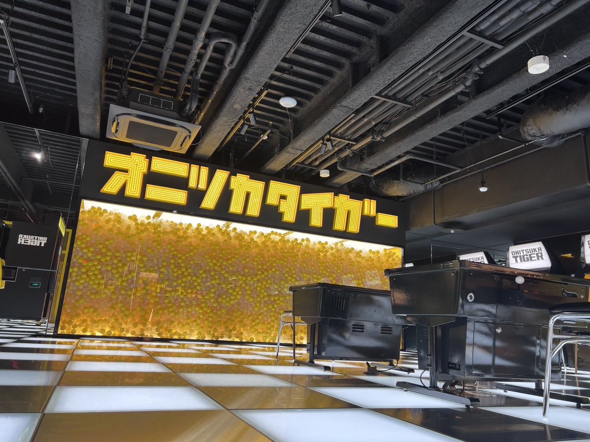 uca_0408's tweet photo. 今日は並ばずに入れました…が、
お客様は、ほぼ外国の方でビックリ
品揃えの充実はもちろんのこと
アミューズメントエリアがおすすめ✨

東京 tokyo/新宿 shinjuku
− Onitsuka Tiger −
#オニツカタイガー #onitrsukatiger
#amusementarea https://t.co/7y40cCmvX4