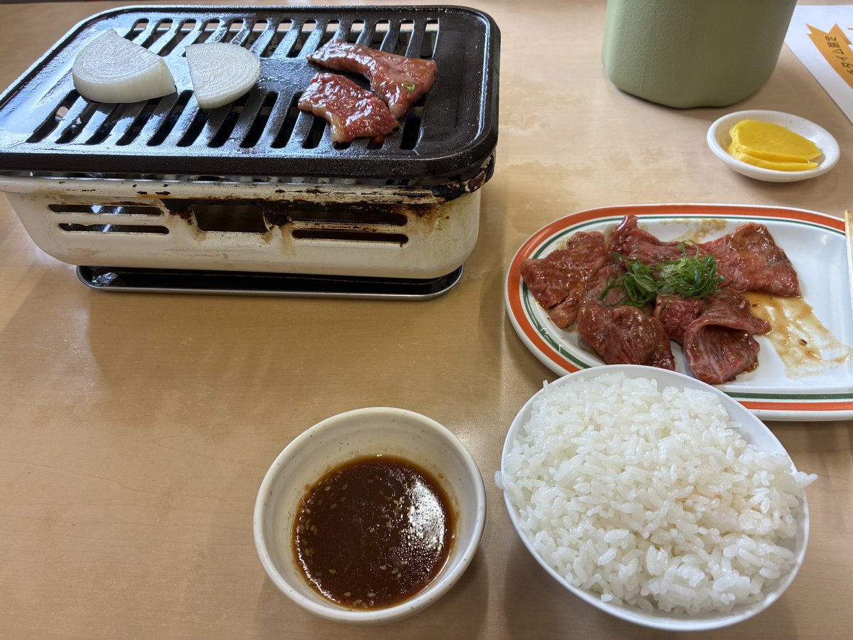 black48691's tweet photo. ３週連続昼焼肉‼️

牛ロース定食最高😆 https://t.co/mnLjQKH5AC