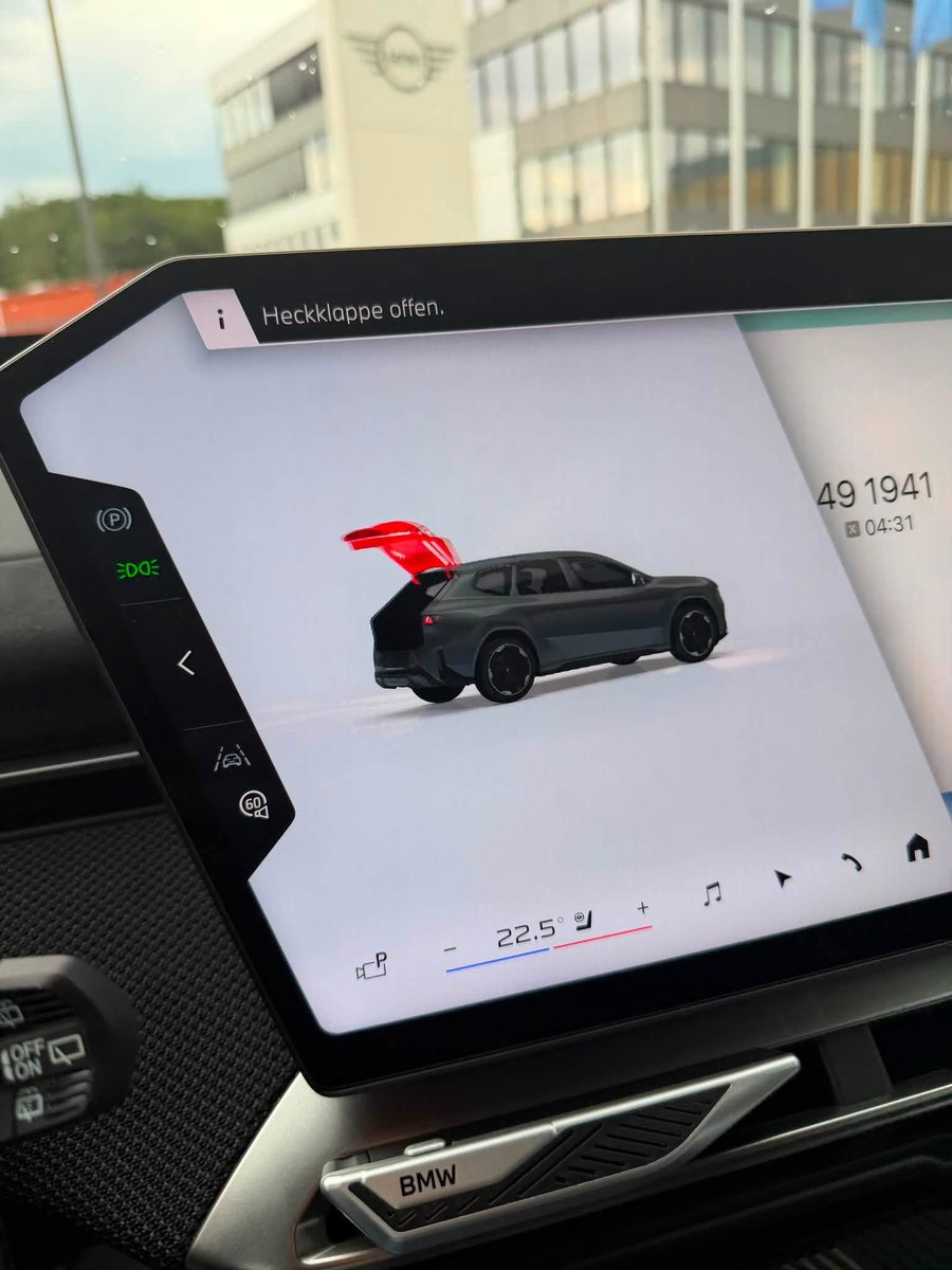 teslaxander's tweet photo. Verschiedene interessante Mängel trudeln beim BMW iX3 neue Klasse ein:

• Heads Unit (Steuergerät) gibt verschiedene Fehlermeldungen aus ➡️ muss ausgetauscht werden.

• Heckklappe wird offen angezeigt (obwohl zu, siehe Bild) 

• Ladeport wird offen angezeigt (obwohl zu) 

• Panoramic Vision (Infoleiste) friert ein/hängt sich auf 

• Fehlermeldung „jemand ist noch im Auto“ (obwohl niemand drin ist), ebenso  häufig falsche Fehlermeldungen, dass man nicht angeschnallt ist. 

• Der Autobahnassistent ist häufig falsch kalibriert. Lenkt in Kurven bis in an die Fahrbahnmarkierung. 

• regelmäßige Verbindungsabbrüche bei Bluetooth. (Rückruf wird auf ausgerollt) 

• Fehlermeldungen zur Schlössern, Anhängerkupplungen, Fahrlichtern (obwohl alles i.O) ➡️ Werkstatt ratlos ➡️vertröstet auf Softwareupdate 

• Ladeklappe öffnet sich willkürlich, nach dem Parken 

• regelmäßige Verbindungsprobleme mit der App.

• Fahrwerk auf der Hinterachse ist sehr rumplig, hinzu kommt nerviges klappern der Hutablage.
——- 

Alles in allem fällt auf, dass der iX3 noch 3-6 Monate Entwicklungsarbeit vertragen hätte.  Viele Bugs sind überflüssig. Man hatte es wohl eilig. 

Mögliche Erklärung meinerseits: BMW muss erst noch lernen, wie man Autos baut. Sie sind neu im Geschäft.