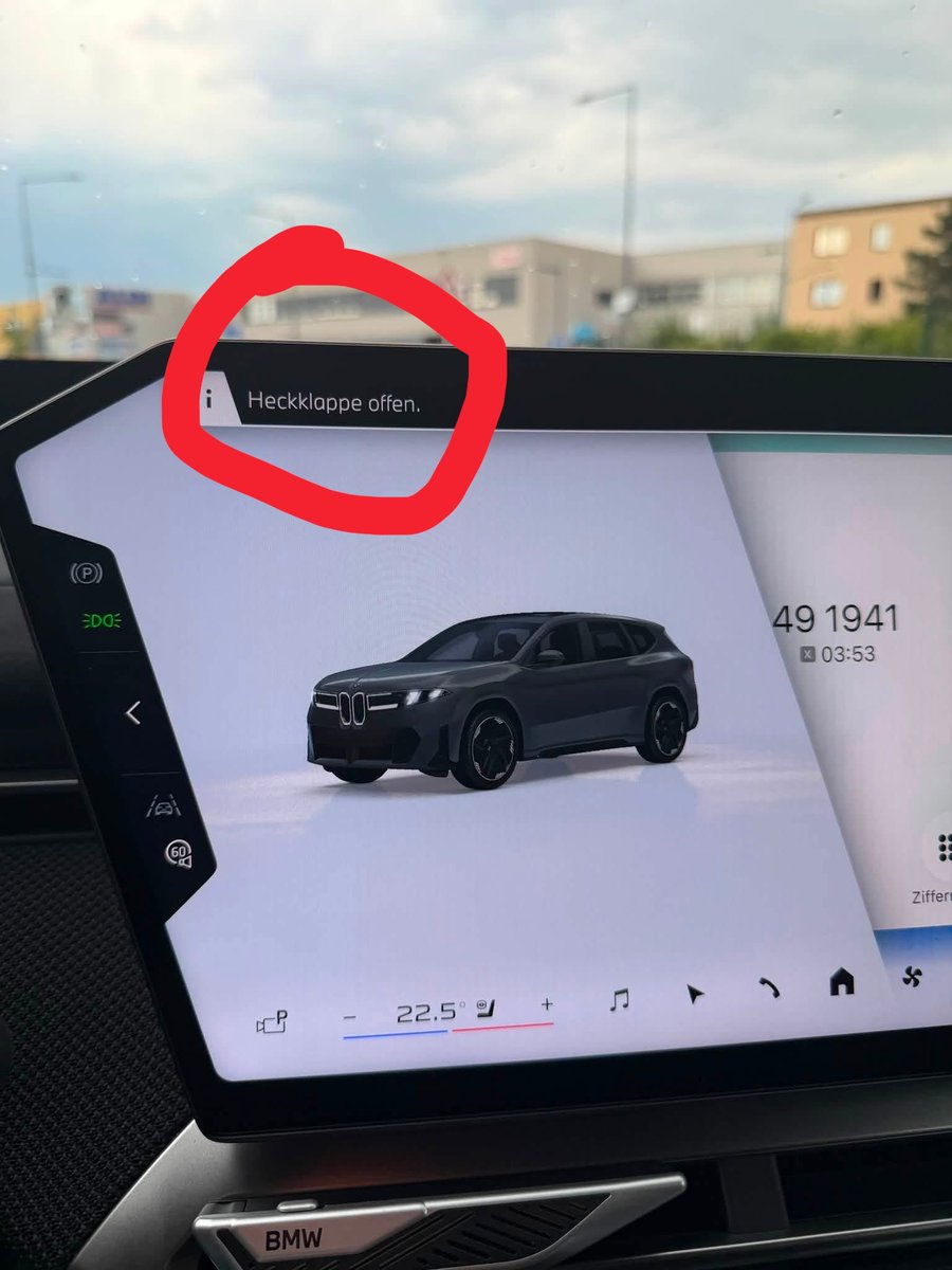 teslaxander's tweet photo. Verschiedene interessante Mängel trudeln beim BMW iX3 neue Klasse ein:

• Heads Unit (Steuergerät) gibt verschiedene Fehlermeldungen aus ➡️ muss ausgetauscht werden.

• Heckklappe wird offen angezeigt (obwohl zu, siehe Bild) 

• Ladeport wird offen angezeigt (obwohl zu) 

• Panoramic Vision (Infoleiste) friert ein/hängt sich auf 

• Fehlermeldung „jemand ist noch im Auto“ (obwohl niemand drin ist), ebenso  häufig falsche Fehlermeldungen, dass man nicht angeschnallt ist. 

• Der Autobahnassistent ist häufig falsch kalibriert. Lenkt in Kurven bis in an die Fahrbahnmarkierung. 

• regelmäßige Verbindungsabbrüche bei Bluetooth. (Rückruf wird auf ausgerollt) 

• Fehlermeldungen zur Schlössern, Anhängerkupplungen, Fahrlichtern (obwohl alles i.O) ➡️ Werkstatt ratlos ➡️vertröstet auf Softwareupdate 

• Ladeklappe öffnet sich willkürlich, nach dem Parken 

• regelmäßige Verbindungsprobleme mit der App.

• Fahrwerk auf der Hinterachse ist sehr rumplig, hinzu kommt nerviges klappern der Hutablage.
——- 

Alles in allem fällt auf, dass der iX3 noch 3-6 Monate Entwicklungsarbeit vertragen hätte.  Viele Bugs sind überflüssig. Man hatte es wohl eilig. 

Mögliche Erklärung meinerseits: BMW muss erst noch lernen, wie man Autos baut. Sie sind neu im Geschäft.