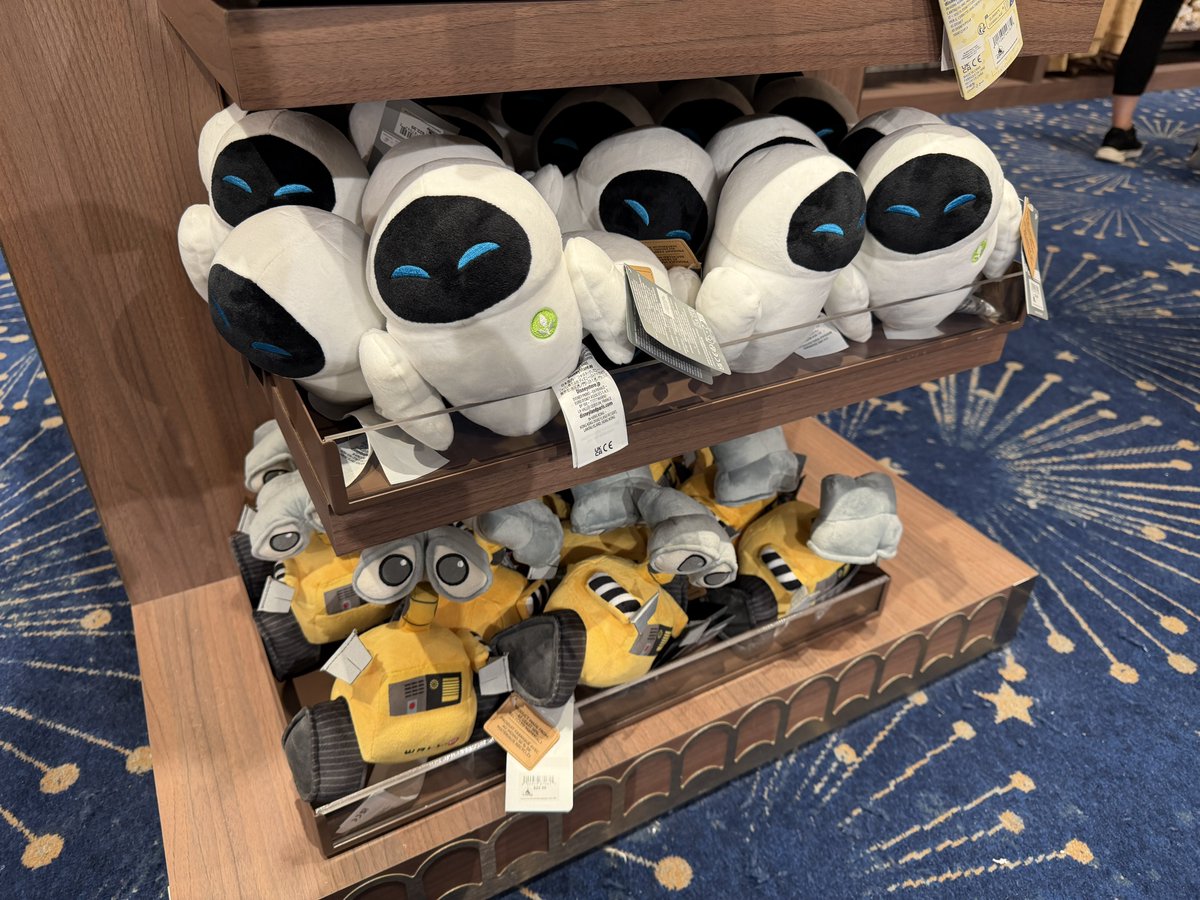 mickeynet028's tweet photo. ついにアドベンチャーに、
ADAM WALL・E（アダム ウォーリー） と、
EVE（イヴ） 
のぬいぐるみが置かれていましたー！

船内のショー「リメンバー」が最高すぎるのでこのふたりのグッズが欲しかったのですが以前はなかったんですよね…😭 
これからです少しグッズ増えるといいな。

どちらも、22.99ドル

#MNDCL #DCL #2026Jul #DisneyCruiseLine #ディズニークルーズライン #ディズニークルーズ  #ディズニーアドベンチャー #アドベンチャー号 #DisneyAdventure #シンガポール