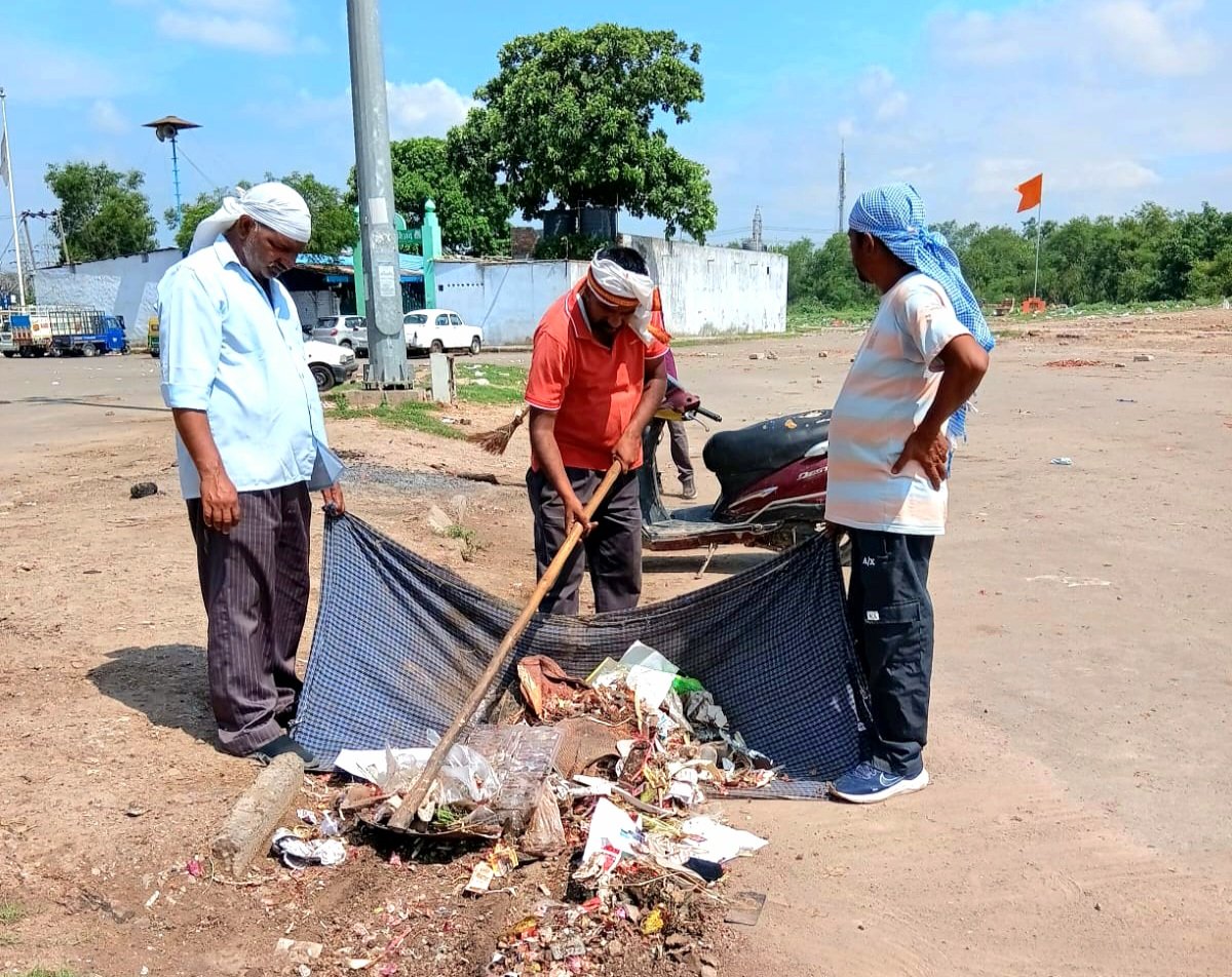 SwachhBharatGov's tweet photo. As part of #SafaiApnaoBimaariBhagao, Chandigarh's Team Swachh, along with school students, the Horticulture Wing, MOH staff and 80+ sanitation workers, carried out an intensive cleanliness drive and door-to-door awareness campaign on waste segregation in Ram Darbar Colony. https://t.co/ttCcIK4J1Z