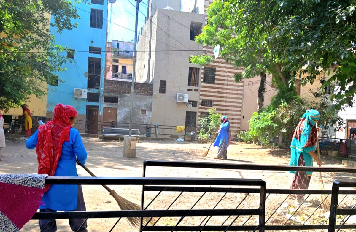 SwachhBharatGov's tweet photo. As part of #SafaiApnaoBimaariBhagao, Chandigarh's Team Swachh, along with school students, the Horticulture Wing, MOH staff and 80+ sanitation workers, carried out an intensive cleanliness drive and door-to-door awareness campaign on waste segregation in Ram Darbar Colony. https://t.co/ttCcIK4J1Z