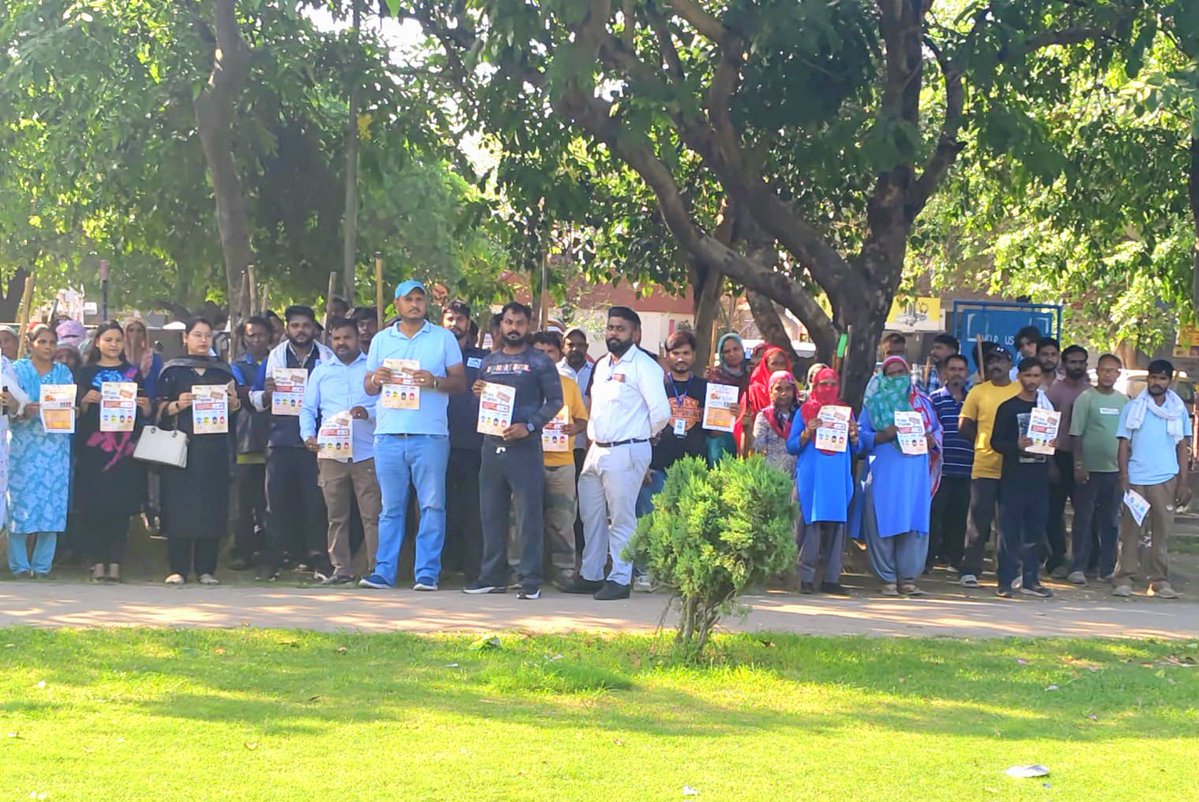 SwachhBharatGov's tweet photo. As part of #SafaiApnaoBimaariBhagao, Chandigarh's Team Swachh, along with school students, the Horticulture Wing, MOH staff and 80+ sanitation workers, carried out an intensive cleanliness drive and door-to-door awareness campaign on waste segregation in Ram Darbar Colony. https://t.co/ttCcIK4J1Z