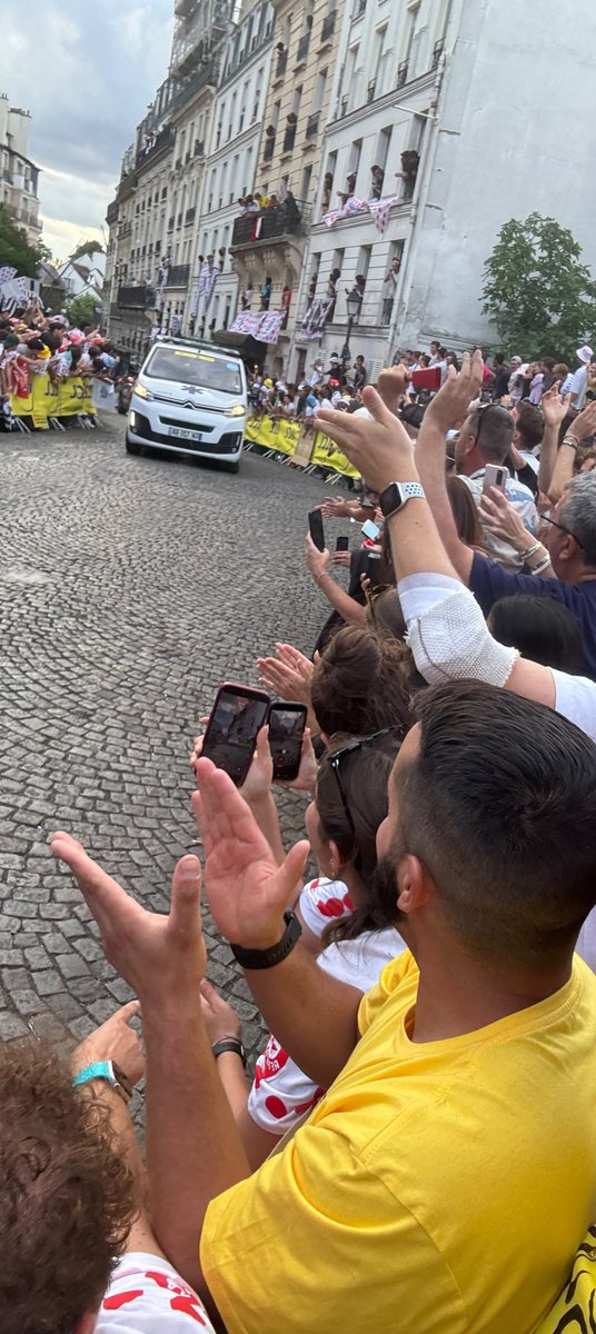 jbornf91's tweet photo. Ayer cumplí un sueño de ver en persona una etapa del Tour de Francia y al mejor ciclista de la historia. ✅️ ✅️

#Pogacar #Ciclismo #Montmartre #RueLepic https://t.co/YOQsKl4Zl8