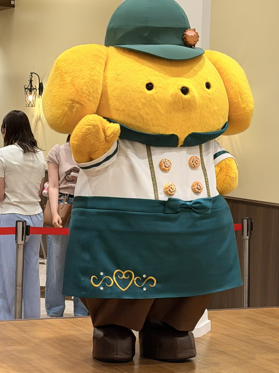 館のレストランがポムポムプリンの特別仕様になってた！！🍮