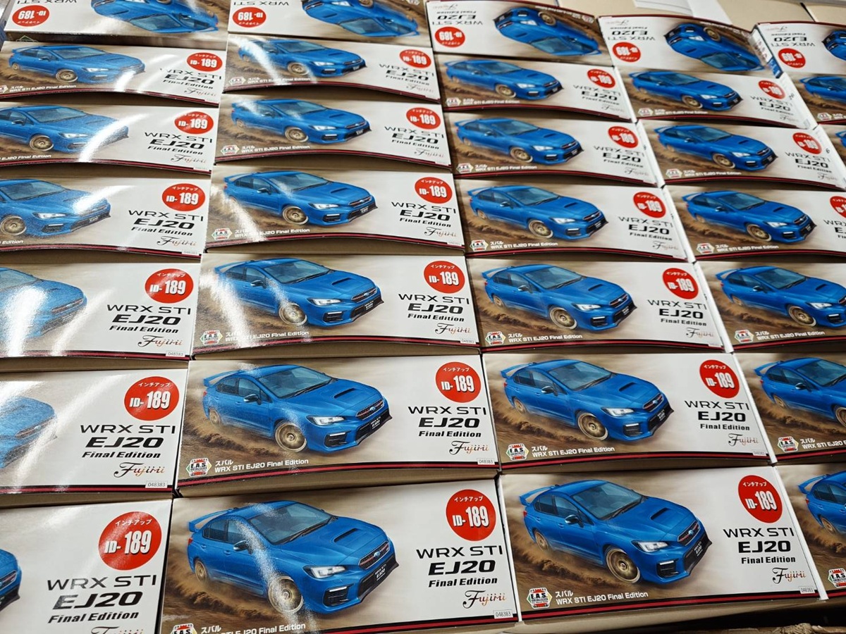 fujimi_kikaku's tweet photo. ここ最近は10月発売の新製品の話題で持ちきりですが……皆様！今週末はさらにアツい本命が降臨しますよ🚗🔥

お待たせいたしました！ 「1/24 スバル WRX STI EJ20 Final Edition」が、いよいよ今週末に発売となります👏✨

製品のパッケージも出来上がってきました！
ボックスアートは「WRX STI EJ20 Final Edition」の公式HPで掲載されていた実車をイメージしたイラストを新規で描き起こしています。

発売まで今しばらくお待ちください！