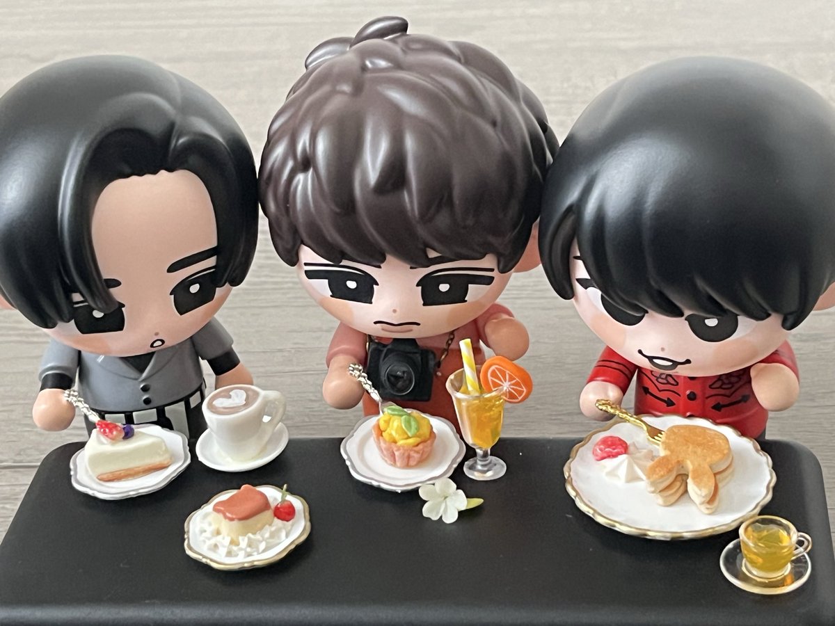 KokoRosetta's tweet photo. 昨日は妹とスノちるソフビで遊んで来ました🤭
今まで作ったミニチュアスイーツと今回作ってみたカメラがピッタリサイズで大興奮✨✨
浴衣👘もゴム紐とは思えぬ可愛いさ🥹💕
金魚も作るから待ってて💪🏻 https://t.co/ljLG4UYhBq