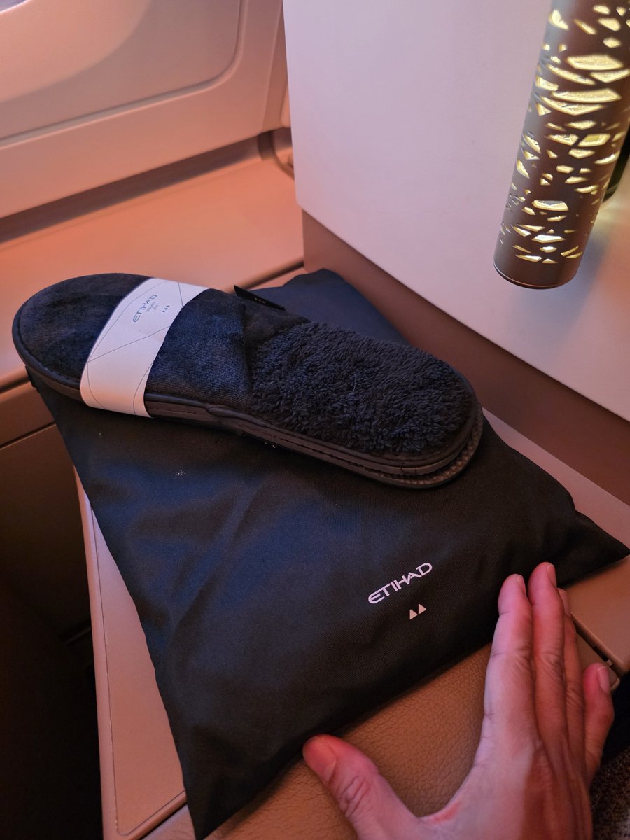 soyoso's tweet photo. Etihad A380 เครื่องใหญ่ เครื่องสวย มีบาร์ในเครื่อง แตรใครใจไม่แข็งอย่าเลือกรุ่นนี้ นั่วรออาหารทีมีเป็นลม 
เนื่องจากชั้นบิสสิเนสผู้โดยสารเยอะ เสิร์ฟอาหารทีใช้เวลานานกว่สเครื่องปกติเยอะ 
เจอมาแล้วทั้ง 2 ไฟลท์ที่บิน

ปล. ที่นอน ผ้าห่ม หมอน อะเมนนิตี้คิทยังดีเหมือนเดิม อั้นนี้ต้องชมๆ 

#พี่โยพาเที่ยว #Etihad
