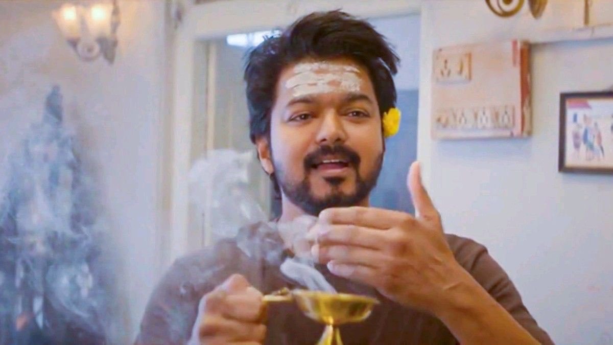 JDALEXtweets's tweet photo. This is Thalapathy Vijay 

First 4 days !
JanaNayagan - 3.15M 
TheGOAT - 2.88M

Leak aana padatha vachi munnadi release aana padathoda record ah break pandraru 🔥 https://t.co/Job3i9luct