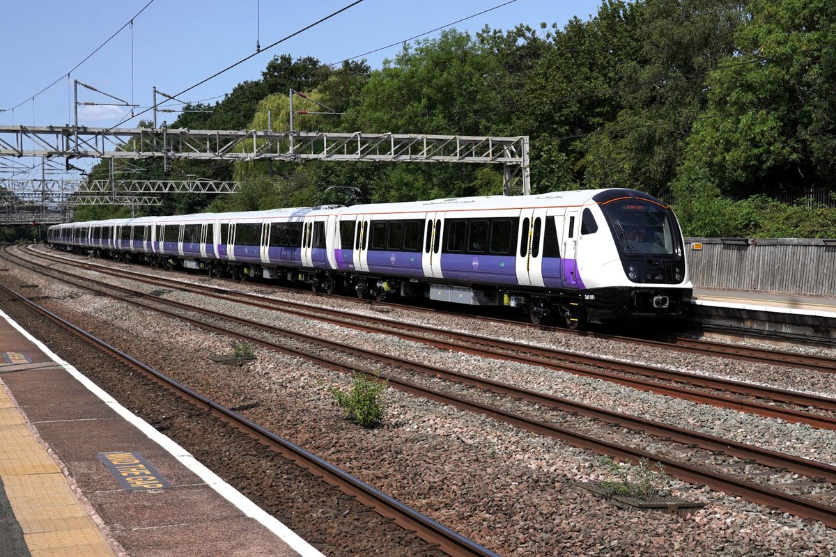 AlstomUK's tweet photo. 🚆 @SW_Help No. 701006 in its new #GBR South Western identity

🚆 @LumoTravel No. 222601 heading for #Stirling from #London Euston

🚆 @TfL No. 345071 on the West Coast Main Line under test at #Tamworth

Thanks to lan Nightingale for the fantastic images! https://t.co/5k65zhy8Y5