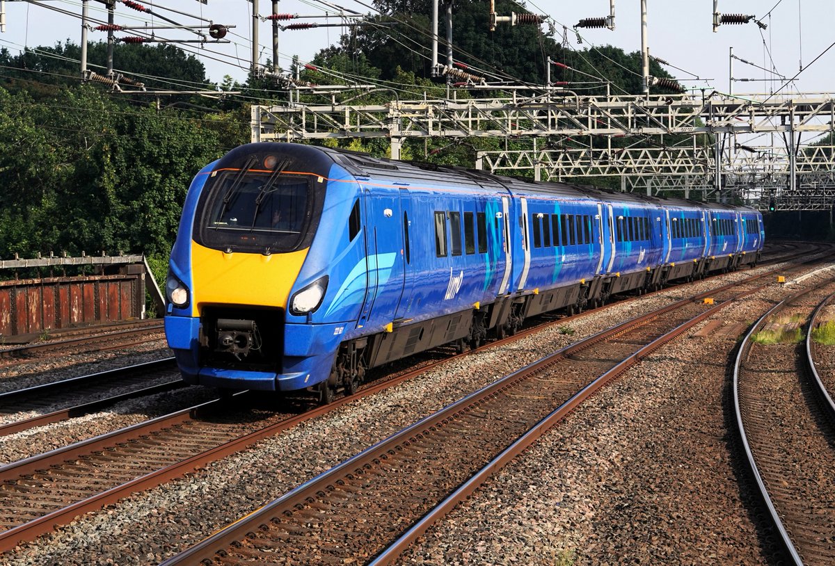 AlstomUK's tweet photo. 🚆 @SW_Help No. 701006 in its new #GBR South Western identity

🚆 @LumoTravel No. 222601 heading for #Stirling from #London Euston

🚆 @TfL No. 345071 on the West Coast Main Line under test at #Tamworth

Thanks to lan Nightingale for the fantastic images! https://t.co/5k65zhy8Y5