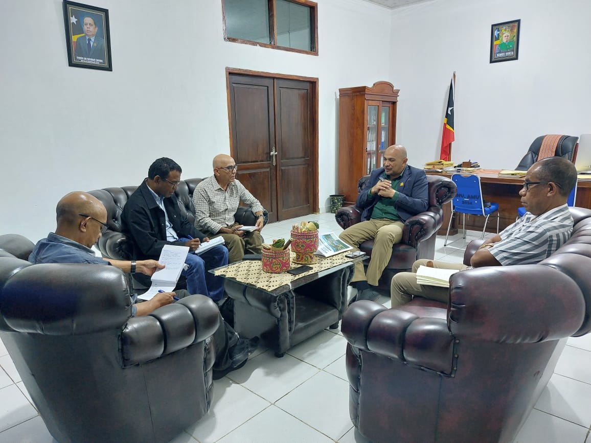 FAOTimorLeste's tweet photo. 🤝 FAO discussed investment priorities with PAM #Viqueque, monitored agricultural training in #Uatulari and delivered 150 kg of soybean seed to 28 farmer groups 🌱
Proud to advance #foodsystems transformation with PAM Viqueque, MALFF, @UNICEFTL & @JointSDGFund . https://t.co/8rHUMzjfGr