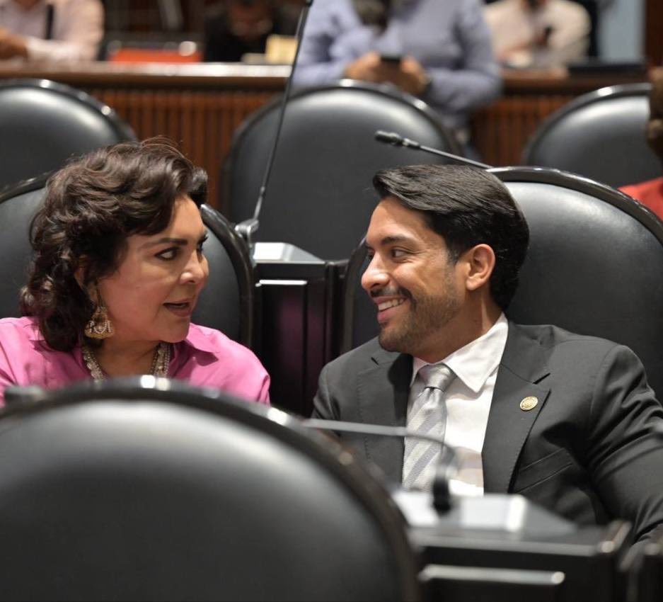 IvonneOP's tweet photo. 🎉 ¡Feliz cumpleaños, mi querido @bbfariasmx! 🧡

Que nunca pierdas esa forma tan tuya de hablar, de hacer equipo y de sacarnos una sonrisa.

¡Que tengas un gran año! Un fuerte abrazo. https://t.co/L8jXJvGvtv