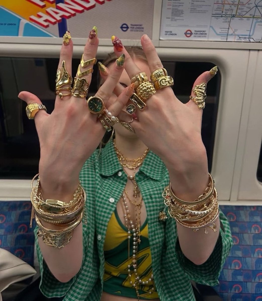 softtinted's tweet photo. maximalist gold details https://t.co/cK5ZfI1nc0