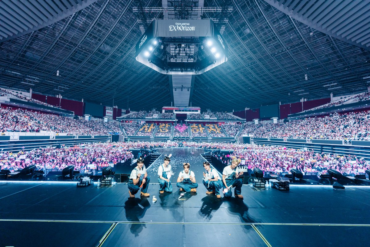 weareoneEXO's tweet photo. EXO PLANET #6 – EXhOrizon in #SINGAPORE DAY 2🩶
 
#EXO #엑소 #weareoneEXO
#EXOPLANET #EXhOrizon https://t.co/ha0ZkeI743