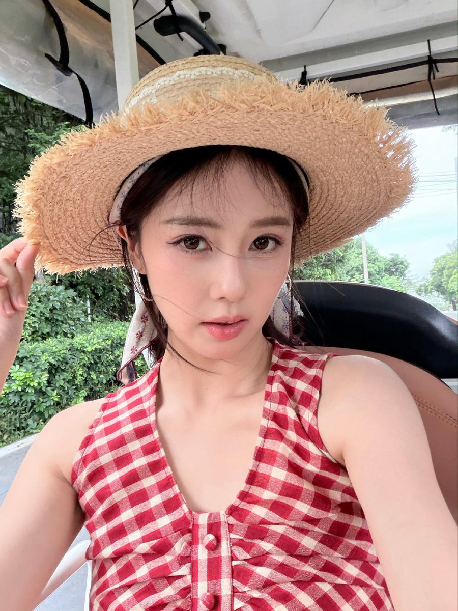 Amy_y20's tweet photo. Like the first breeze on a warm summer day, Bai Lu just makes everything feel lighter

#BaiLu #WangYunna https://t.co/COMP9NPy7Z