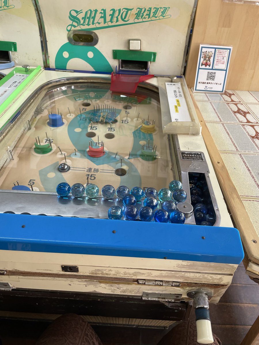 yojiaji's tweet photo. 愉快な店主さんとお話ししながらスマートボールを楽しむ
錦鯉野アキコさんの黒板アートを購入（目の前で描き足し、絵物語の仕上げという贅沢！）＆お写真を撮らせていただく
はるのおさかなさんのワークショップでボトルキャップからペンダントトップ作り https://t.co/ErCXJOUnGU