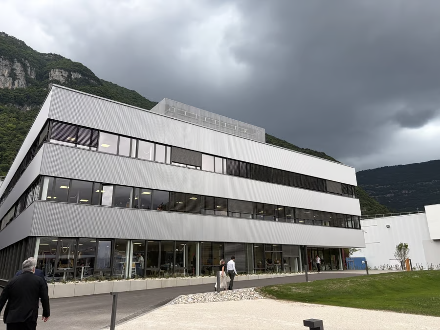 jyves94's tweet photo. Défense : #Lynred 🇫🇷 investit 100 millions d'euros dans son nouveau campus de l'infrarouge pour lui permettre de doubler sa surface actuelle de salles blanches (qui grimpe ainsi à 8 000 m2), afin de produire plus de 3 millions de capteurs infrarouges.
https://t.co/aA7JHyy72i https://t.co/SfecI2Ag4h