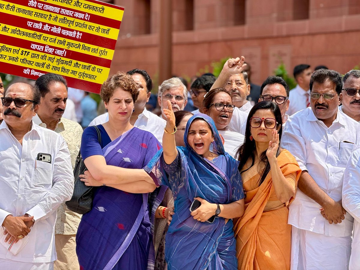 Supriya23bh's tweet photo. Opposition MPs protest in Parliament House complex today https://t.co/KCUmS4Yaee