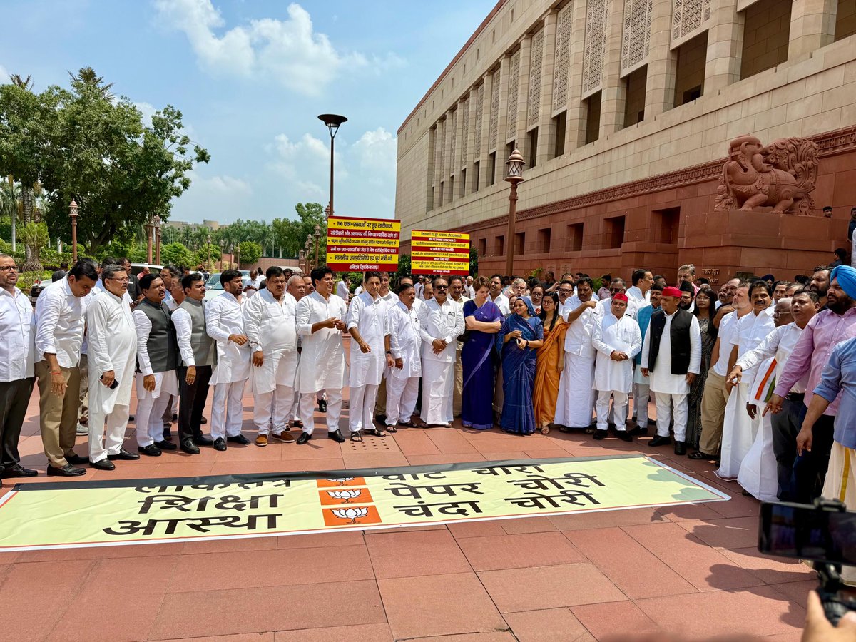 Supriya23bh's tweet photo. Opposition MPs protest in Parliament House complex today https://t.co/KCUmS4Yaee