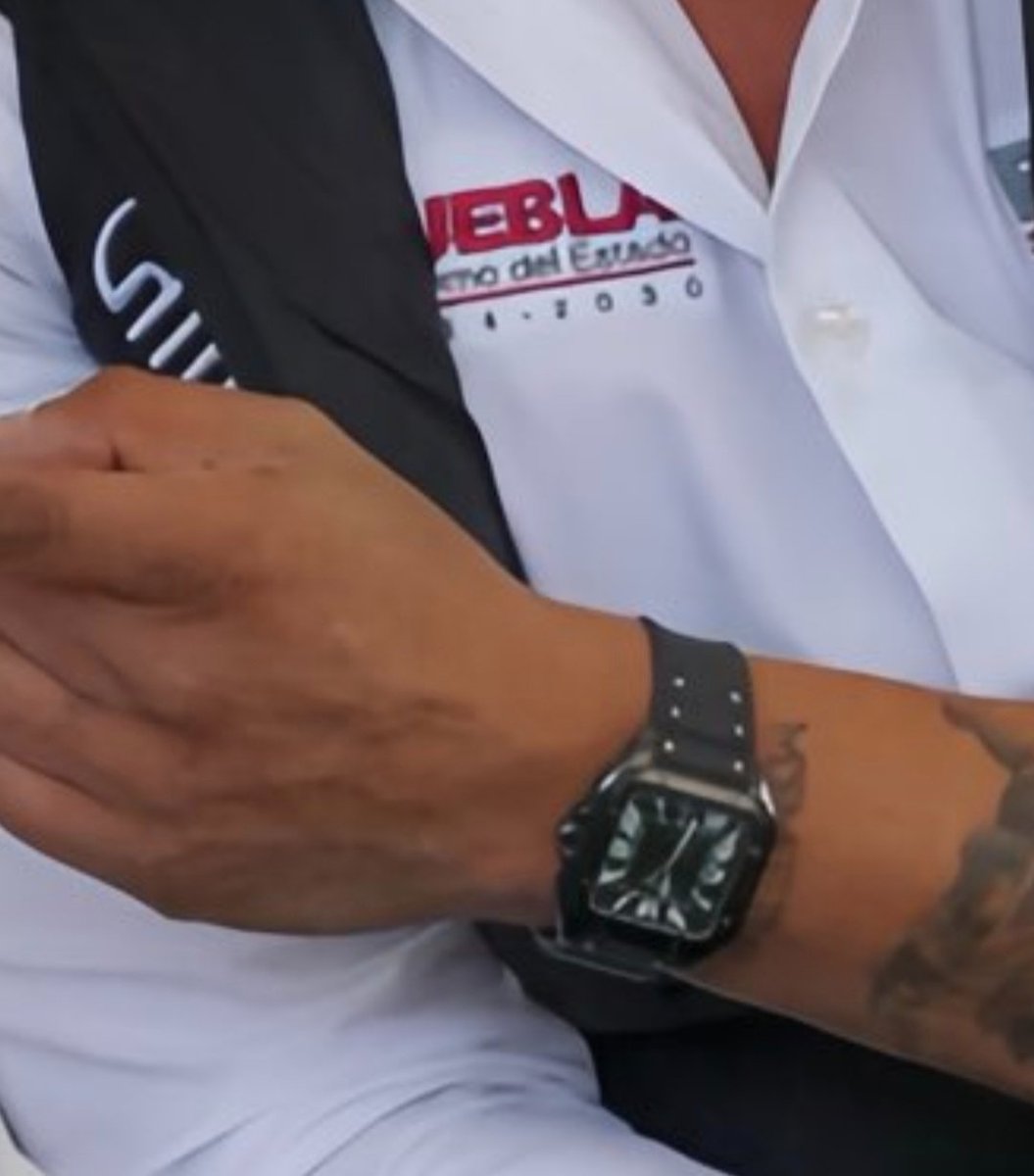 LaAldeaPoblana's tweet photo. De nuevo se vio a Edgar Chumacero alias "el galán de balneario" con el reloj Cartier Santos de 200 mil pesos

La vez anterior muchos dudaron que fuera el reloj, ahora se ve mejor. 

Por cierto estaba entregando apoyos del "bienestar" a mujeres violentadas (es violentador) 😂 https://t.co/Xzkmm0EM67