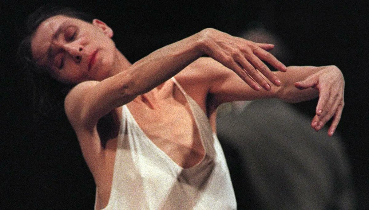 mariobianchi18's tweet photo. Il #27luglio 1940 nasceva #PinaBausch, rivoluzionaria coreografa. Madre del #Tanztheater, la sua visione estetica ha cambiato la danza tramite un realismo surreale e giocoso con leggerezza circense o da cabaret. Fellini la volle nel ruolo di arciduchessa cieca in E la nave va. https://t.co/GOxKyt9Bud