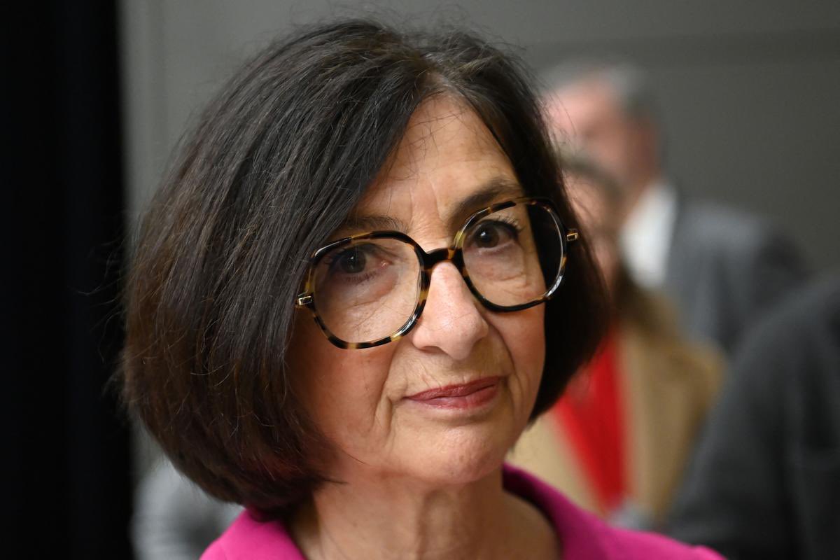 Guigz75116's tweet photo. "Nous ne souhaitons pas que les agriculteurs prennent des initiatives individuelles", assure la préfète de Gironde, Sophie Brocas.

Madame la préfète Sophie Brocas, vous ne souhaitez pas que les agriculteurs prennent des initiatives individuelles ?

Parce que ça ferait trop mal de voir que, pendant que l’État se regarde le nombril, des gens ordinaires réussissent en 48 heures ce que votre administration n’a même pas anticipé en dix ans.

La générosité, c’est très bien… « à condition que ce soit organisé ».
Traduction : « Surtout ne montrez pas que l’État est complètement hors-jeu. »

Ce n’est plus une carence, c’est une incapacité structurelle.

Ce n’est plus de la lenteur, c’est de l’impuissance.

Ce n’est plus de la gestion de crise, c’est de la gestion de l’échec permanent.

Dix ans de macronisme et la France est à genoux :

incapable d’anticiper, incapable de réagir autrement que dans l’urgence, incapable de laisser les citoyens respirer sans leur coller un « on s’occupe de tout »… alors que l’état ne s’occupe de rien.

Les agriculteurs qui agissent librement ne sont pas le problème, madame.

Ils sont le miroir.

Et ce miroir vous est insupportable.