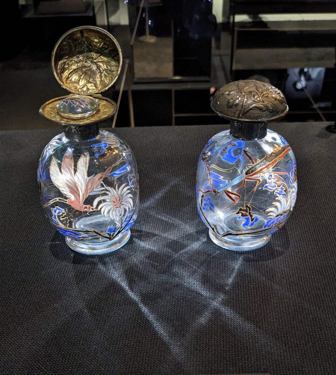hidatakayama1's tweet photo. 明日から始まる #飛騨高山 美術館の企画展「ジャポニスムとアール・ヌーヴォーの巨匠たち」一足早く拝見してきました。中の人はエミール・ガレの昆虫モチーフがとても好き☺️特にトンボの装飾が気に入りたくさん写真を撮りました📸
日本文化に影響を受けた作品の数々、いわば里帰り❓️眼福でした👀✨️ https://t.co/Ge875wiVxl