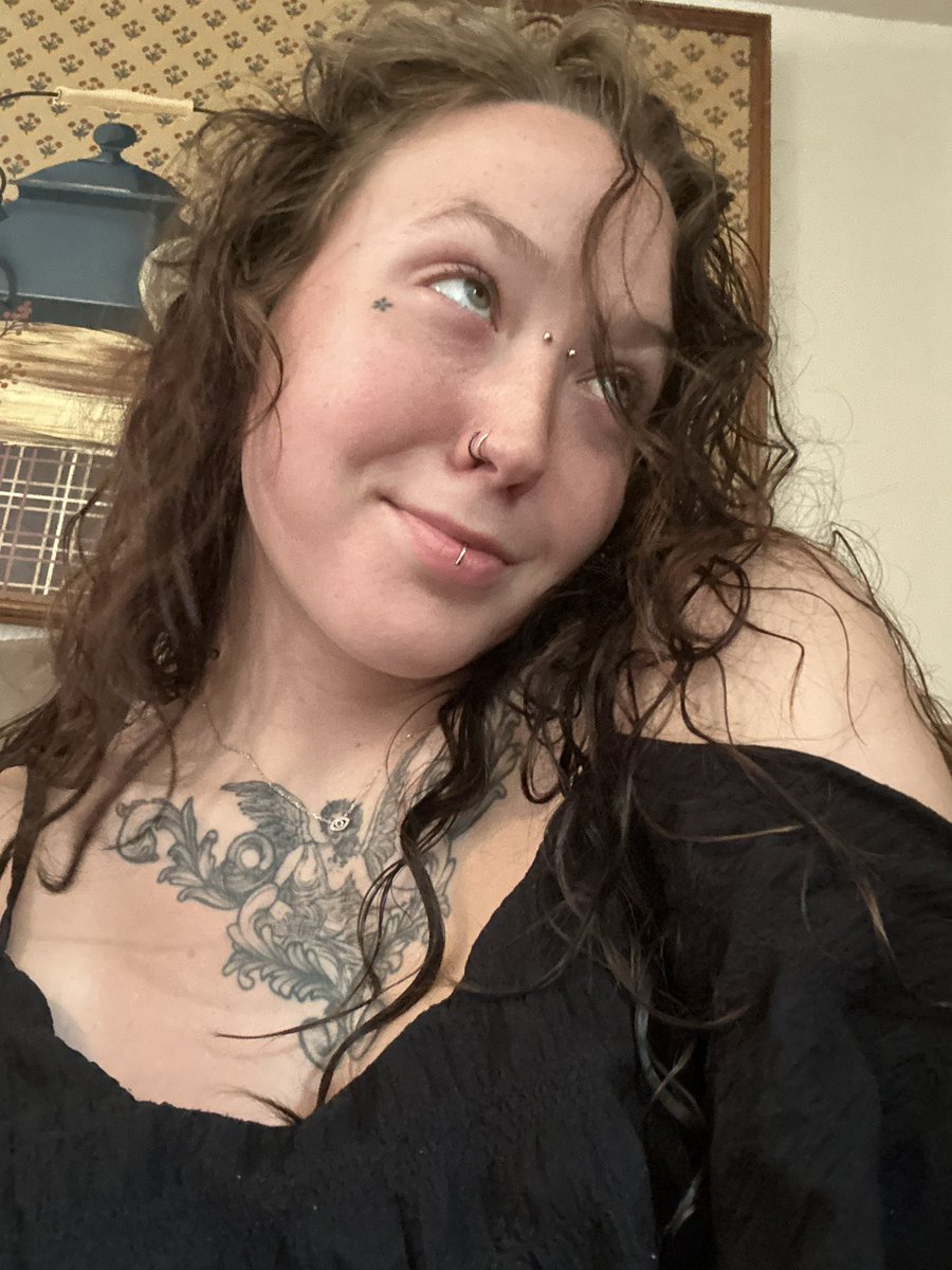 unknownglynaive's tweet photo. i’m sleepy, i’ll see yall tomorrowwww mwah 
mwah mwah https://t.co/qNKGKcnvkz