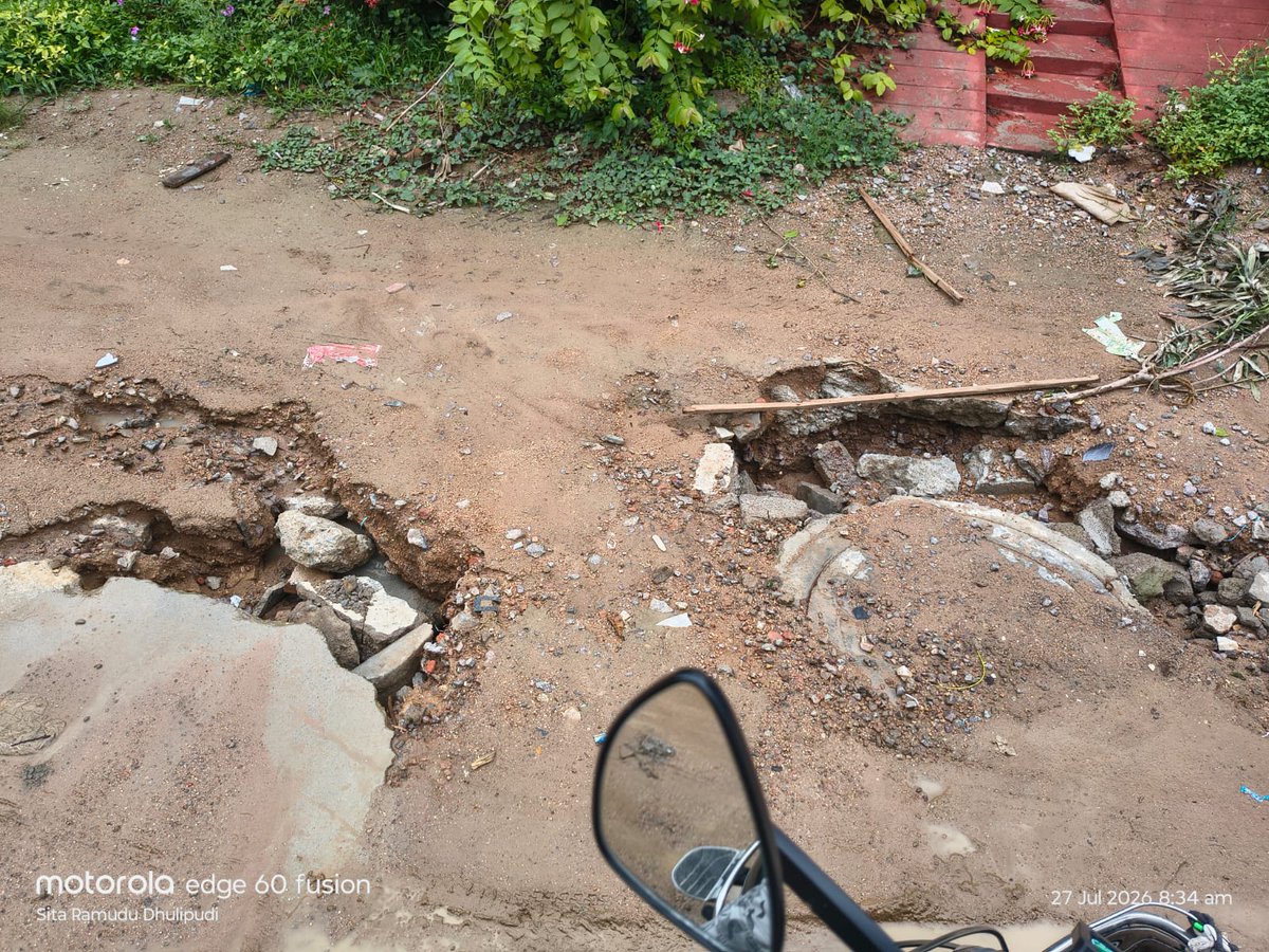 slnma42920's tweet photo. Disaster for @slnma42920 
Rainwater from the main road is flooding directly into our dug-up internal roads.
A manhole on the same road is sinking, posing a severe threat.
Tender has been finalized and allotted, there is 0 clarity on when work will begin
@CMC_Offcl @DC_Ameenpur https://t.co/7uoaeQhh83
