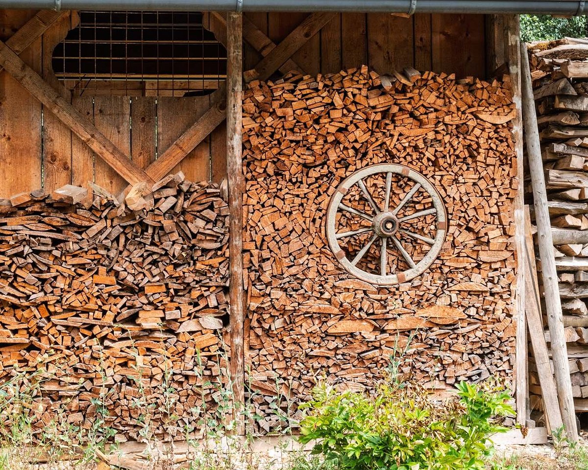 forward_change's tweet photo. Rustic wooden shed with stacked firewood and decorative log pattern in Bohinjska Bistrica garden, Slovenia.
https://t.co/E7gJPU1tJO
#firewood #stockphotos #slovenia #visiteurope #woodenhayrack https://t.co/dD9jNPl5jv