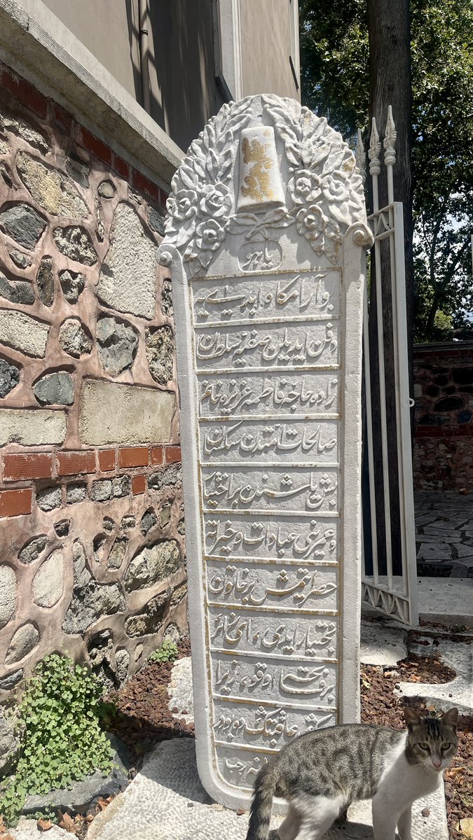ekicioglu_emine's tweet photo. Akaretler, Safiye Sultanzâdeler haziresinden sikkeli, talîk hatlı bir kadın mezar taşı

Yâ Hû

Bu ârâmgâh-ı ebedîye
Defn edilen Safiye Sultan
Zâde hâcce Fâtıma Azîze Hanım
Sâlihât-ı ümmetten seksen
Beş yaşında bir ihtiyar
Ve ömrünü ibâdât ve hayrâta
Hasr etmiş bir hatun-ı https://t.co/fAngujXVjG