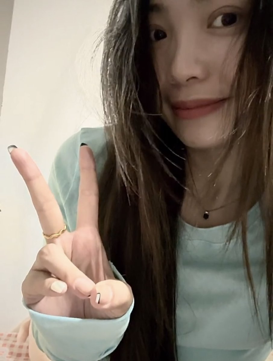 zhzushw1's tweet photo. 贱狗的女神亲妈孔维琪，废物贡献我的女神亲妈，想当她一辈子的狗。废物小鸡吧根本配不上孔妈，所以把女神亲妈贡献给大鸡吧野爹，让野爹把自己的女神亲妈草成懒逼，贱狗再爬过去跪在亲妈脚下给亲妈磕头舔脚，求亲妈让贱狗给她清理野爹操过的烂比。#女神 #女性崇拜 #绿帽 #反差 #贱狗 #出卖 #上贡 #女大 https://t.co/ShLdXiREiB