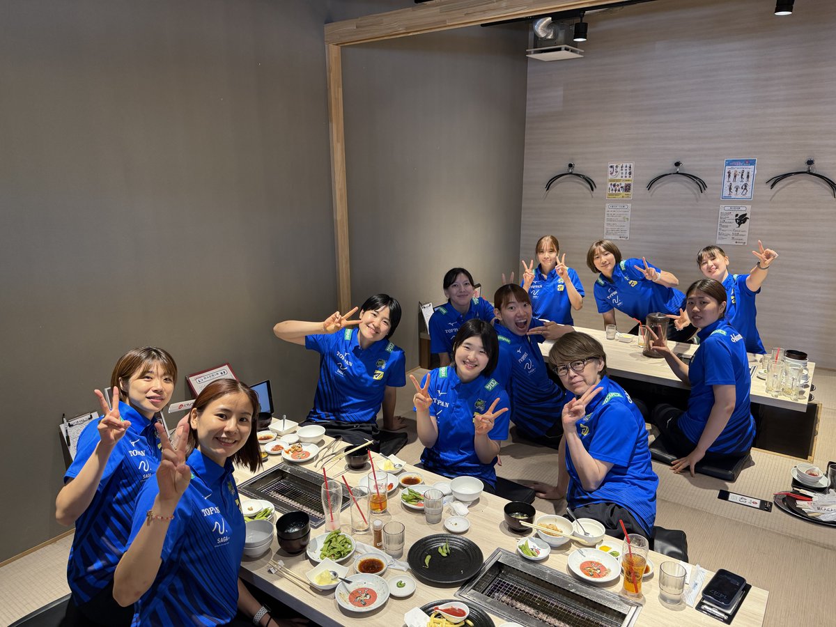 springsofficia1's tweet photo. 嬉野合宿終わりにドライブイン鳥 佐賀店さまでみんなでランチ🍖✨ドライブイン鳥さま美味しいお食事をありがとうございました💙

#ドライブイン鳥 #佐賀 #SVリーグ #バレーボール #volleyball https://t.co/cgPQQheaK0