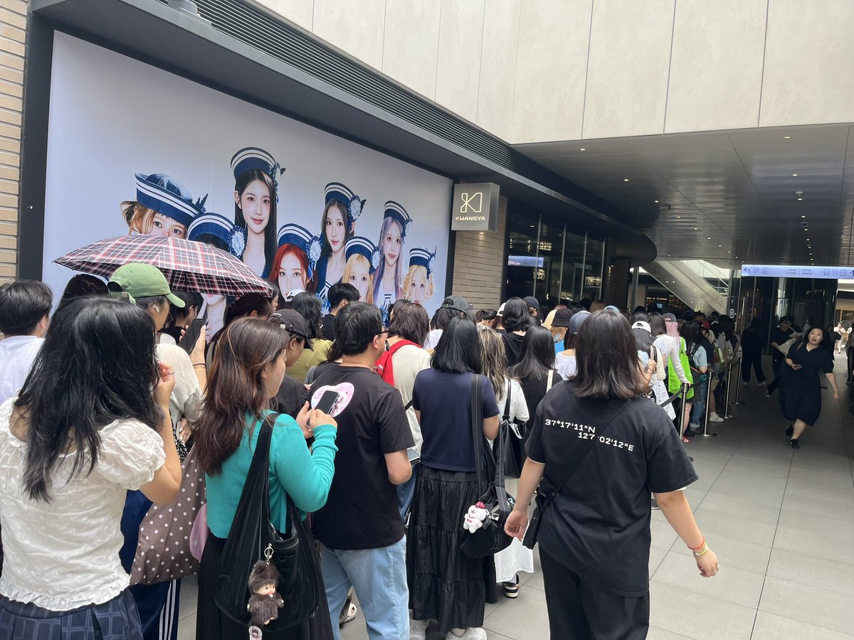 woozenniee's tweet photo. the people who queued at kwangya after the news of wish doll being restocked... atp wish dolls are basically celebrities already https://t.co/xcwBukyfjU