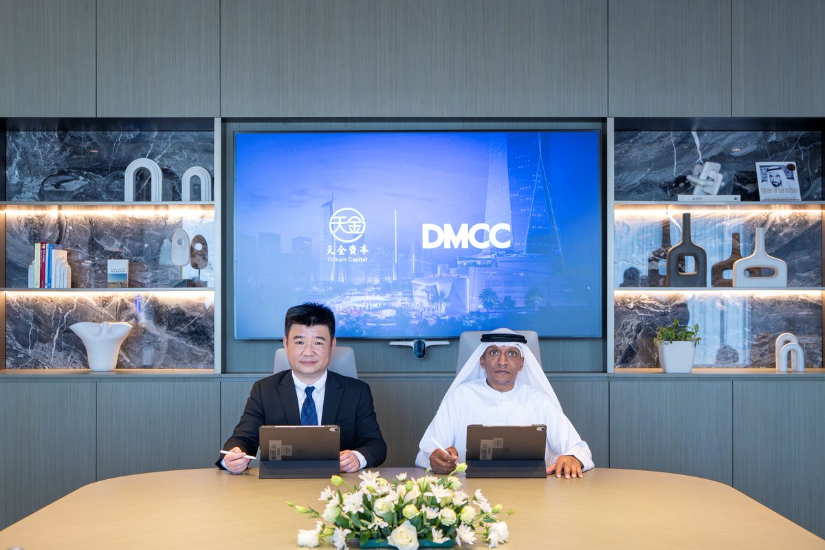 DXBMediaOffice's tweet photo. مركز دبي للسلع المتعددة يوقع مذكرة تفاهم استراتيجية مع شركة "هونغ كونغ تينكام كابيتال" بهدف دراسة إنشاء مجمّع صناعي متطور في دبي لتصنيع معدات الكهرباء والطاقة، بما يعزز التعاون الصناعي والاستثمارات بين دولة الإمارات والصين. https://t.co/x1aS9SAVKF