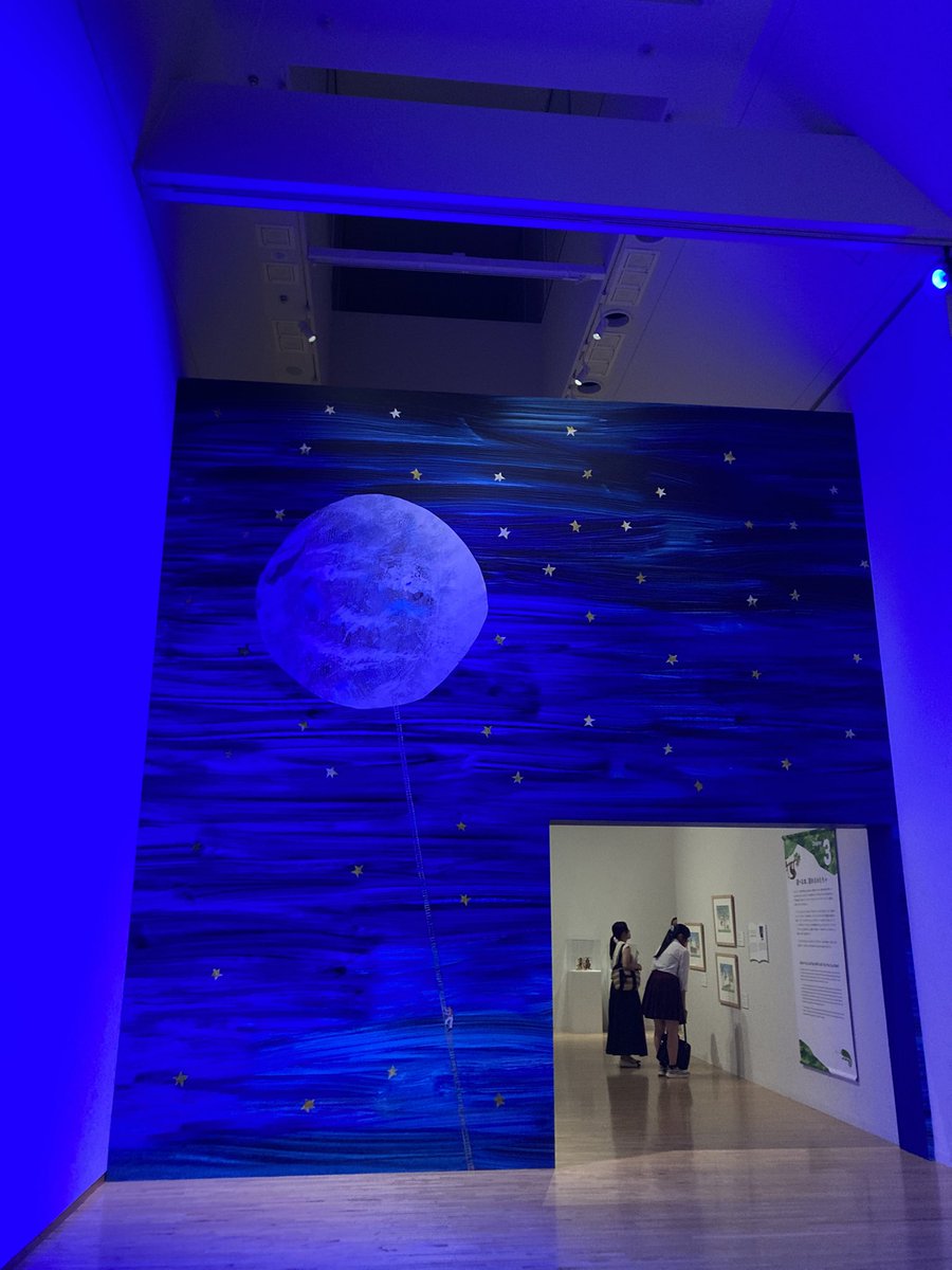 arata_lanigiro's tweet photo. #東京都現代美術館 、 #エリック・カール展 はじまりは、はらぺこあおむしへ。カラフルな色や模様をつけた紙のコラージュで描かれた世界。見ているだけでワクワクさせられる、穴あき絵本の日本語版は50周年だとか。色鮮やかな作品の原画がたくさんあり、かわいい世界観にどっぷり入り込み楽しめたな。 https://t.co/YhNxAQgPKR