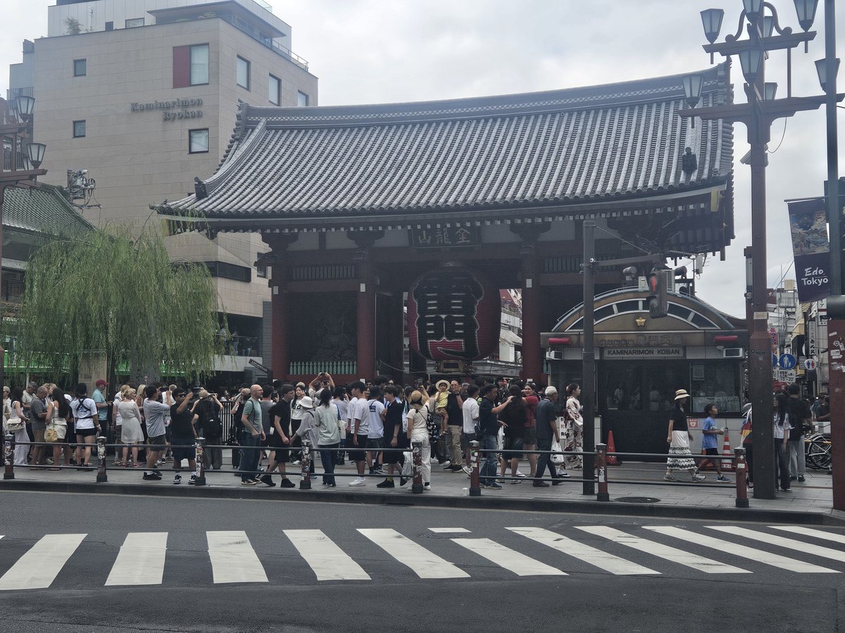 a11y1's tweet photo. 浅草久々に来た
いろんな所でお香のにおいして大変よきよき https://t.co/3QBOvqDRqk