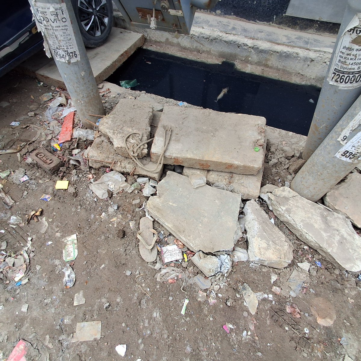 Amit1996august's tweet photo. @noida_authority @CeoNoida सफाई हुई, इसके लिए धन्यवाद। लेकिन नाले के ऊपर लगे पत्थर टूटे हुए हैं, जिससे कभी भी हादसा हो सकता है। कृपया इन्हें जल्द बदलवाने की व्यवस्था करें। https://t.co/Pot2p31QRm