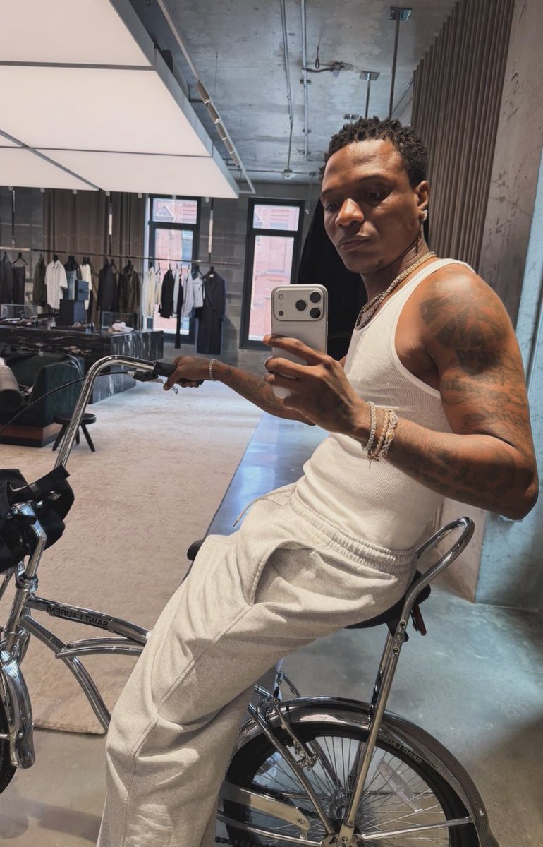 itzbasito's tweet photo. Wizkid in a mirror selfie 🦅 https://t.co/8ZQlV3lu54