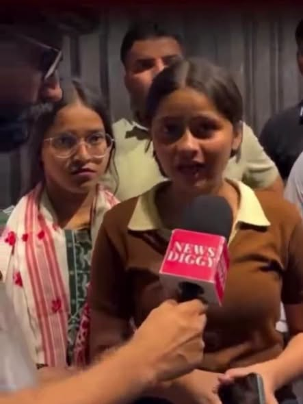 sumit1kalra's tweet photo. तेजी से रुझान आना शुरू हो चुके है....!

38 दिनों तक देश की राजधानी दिल्ली के जंतर मंतर पर मुंह से HUG ने वाले मोदी को गाली देने वाले,हिंदू धर्म को गाली देने वालों का खासकर 'पापा की चू डेलो' का इलाज होना शुरू हो चुका है,

जो जंतर मंतर को अपने पिता की प्राइवेट प्रॉपर्टी समझ कर यह सोच रही थी की अब तो पूरा देश उनके आगे झुकेगा अब वो रील बाज फूहड़ लड़कियां मोदी जी से माफी मांग रही,दिल्ली पुलिस से माफी मांग रही है,

इन्हें लगा कि जो छूट इन्हें जंतर मंतर पर 38 दिन के लिए मिली थी वो छूट आजीवन चालू रहेगी,

लेकिन इनकी इसी गलत फहमी की दूर करने का काम राष्ट्रवादी सनातनी हिंदू,ओर मोदी अंधभक्त दूर कर रहा है,

लेकिन अभी तो शुरुवात है ओर यह तो सिर्फ प्यादे है असली मजा तो तब आएगा जब इनके मालिकों के रील देखने को मिलेगी मोदी को अपना दादा बताते हुए,

जागृत रहे तरोताज़ा रहे अभी कई सारों की गलत फहमी दूर होना बाकी है.....!