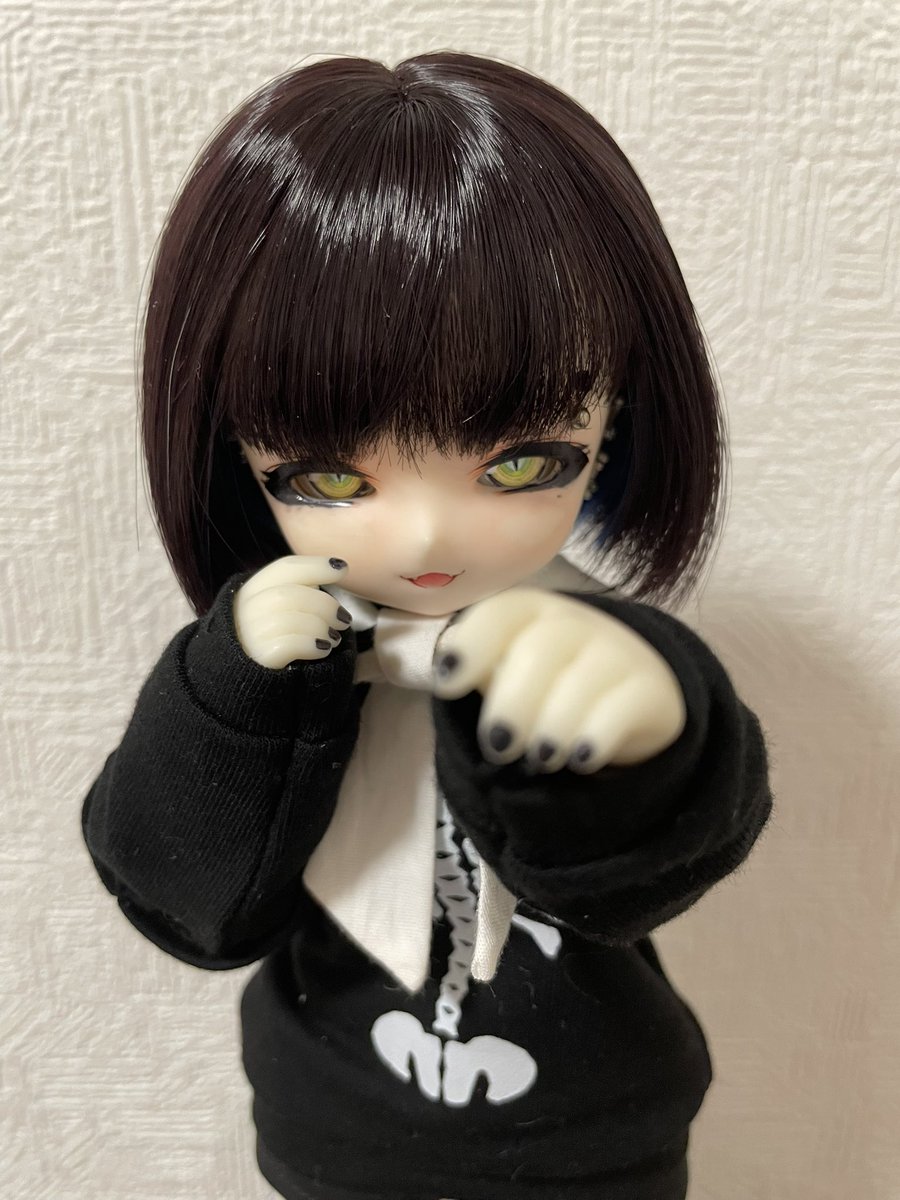 mono_doll_'s tweet photo. この度毒香ちゃんをお迎えしましたー！
メルカリで見ててバチバチピアス可愛い！って一目惚れして旦那に相談
いいんじゃない？って言われたので即決でお迎えしました！
このつよつよなお目目が可愛すぎる🫶
 ドールにすっかり沼ったなぁ🫠
 #TinyFox  #ドール https://t.co/QfsyR1jNia