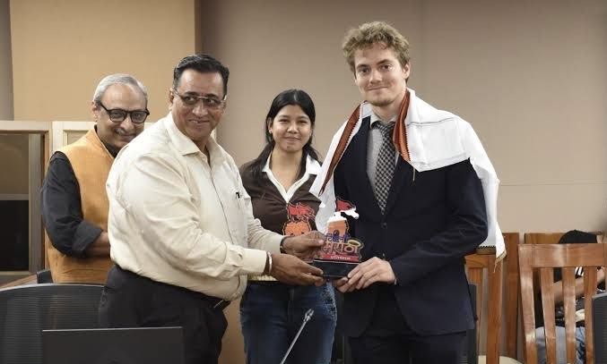RusEmbIndia's tweet photo. 🇷🇺🇮🇳 On July 23, diplomat of the #Russia’n Embassy in #India Evgeny Antonov attended an event dedicated to the Wari of Pandharpur, one of India's centuries-old spiritual traditions, which was held at @ignca_delhi.

👉 https://t.co/K2APW2gHLd

#DruzhbaDosti https://t.co/UgF7xHb6xl
