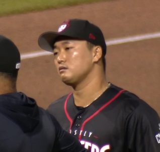 hoshusokuhou's tweet photo. 【MLB】韓国出身のコ・ウソク投手、新天地のデビュー戦で退場処分ｗｗｗｗｗｗｗｗｗ
・ミネソタ・ツインズ所属
・3Aセントポールでの初登板
・マウンドに上がるも様子がおかしい
・グラブに粘着物質が発覚
・1球も投げずに一発退場
・10試合の出場停止処分の可能性

■コ・ウソク投手とは？
2023年のWBC前に大谷翔平選手に対して「投げる場所がなければ、痛くないところにぶつけようかな」とテレビ番組のインタビューで故意死球を匂わせる発言をしていた。