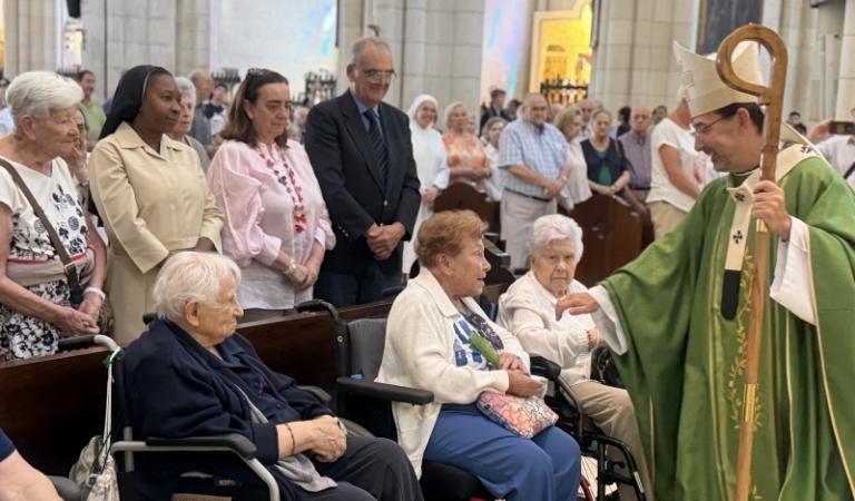 CaritasMadrid's tweet photo. 👵🏼👴🏼 @CardenalCobo llamó a las personas mayores a ser artesanas de reconciliación frente a la polarización

La Catedral de la Almudena acogió la celebración de la VI Jornada Mundial de los Abuelos y de las Personas Mayores, presidida por el cardenal José Cobo, arzobispo de Madrid.

«No basta con preguntarnos qué puede hacer la comunidad por las personas mayores. Necesitamos descubrir qué quiere hacer el Señor a través de ellas», señaló durante la homilía.

Personas mayores de una de las residencias de Cáritas Madrid participaron en esta jornada, que concluyó compartiendo una limonada, conversaciones y un tiempo de encuentro.

🌳 Memoria, oración y reconciliación: una misión imprescindible para construir comunidad y caminar juntas todas las generaciones.

🔗 Lee la noticia completa:
https://t.co/7Wi7vA6hY0

#JornadaMundialDeLosAbuelos #PersonasMayores #ArtesanasDeReconciliación #CardenalCobo #CáritasMadrid