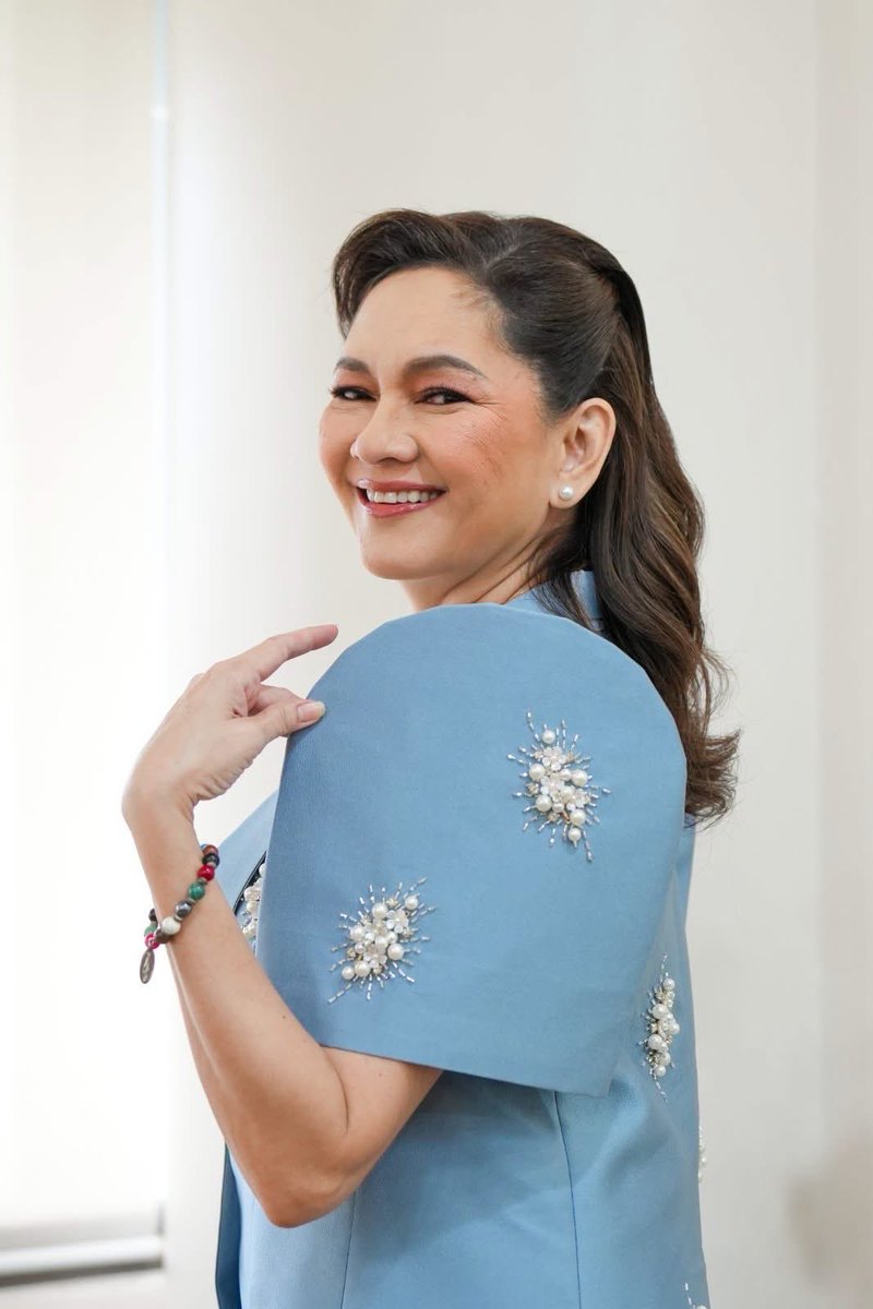 kabisadokona's tweet photo. serving looks while serving the nation! salamat, sen @risahontiveros 💜🇵🇭

WINRI SA SONA
#WinRiSelFie https://t.co/eXkFRfchxV