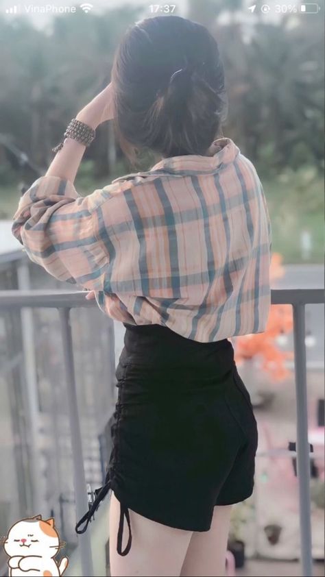 mushina128's tweet photo. Effortless street style an airy plaid shirt paired with high-waisted black shorts
LfbV https://t.co/wt4SOfcLzJ