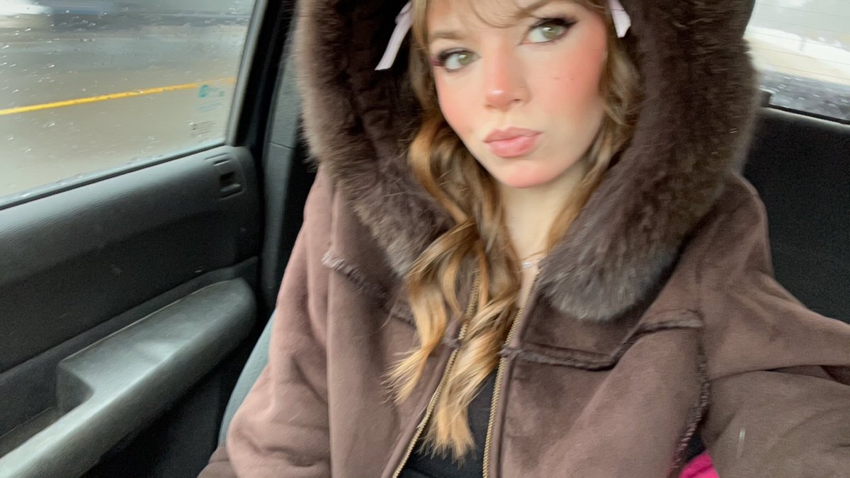 willowvesperr's tweet photo. trying something called confidence https://t.co/7BbhtCd68P