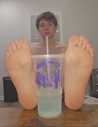 masterjohn7l's tweet photo. Who likes Prince’s big feet? https://t.co/mj7NjPNWGG